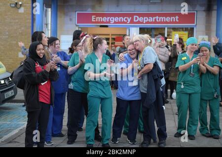 Clap per gli operatori e il NHS presso Southend University Hospital Southend-on-Sea Essex Foto Stock