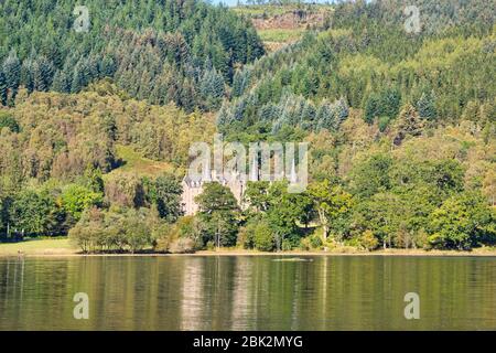 Loch Achray guardando al castello di Tigh Mor, Stirlingshire; trossachs; Scozia UK Foto Stock