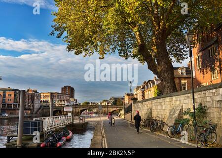 York, Kings Staith guardando il ponte Ouse in autunno colori, River Ouse, Yorkshire, Inghilterra, Regno Unito Foto Stock