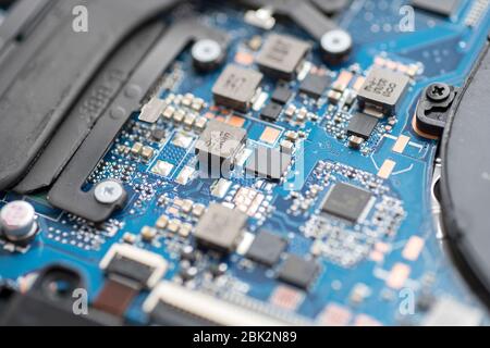 Riparazione professionale di computer portatili, schede. Macro close-up Top wiev Foto Stock