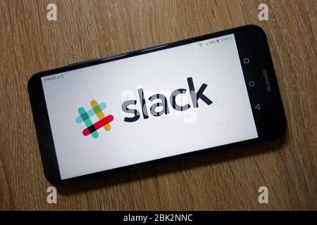 Logo slack visualizzato sullo smartphone Foto Stock
