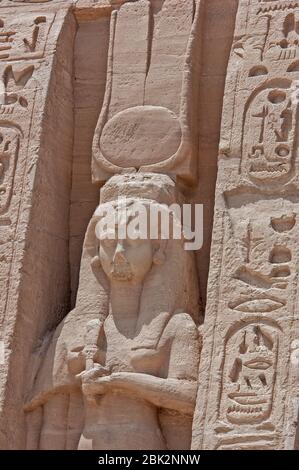 Antico tempio egiziano ad Abu Simbel con dettaglio di una statua gigante che mostra la regina Nefertari Foto Stock