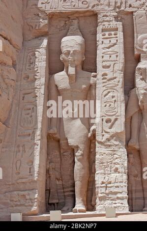 Antico tempio egiziano ad Abu Simbel con dettaglio di una statua gigante che mostra Ramses II Foto Stock