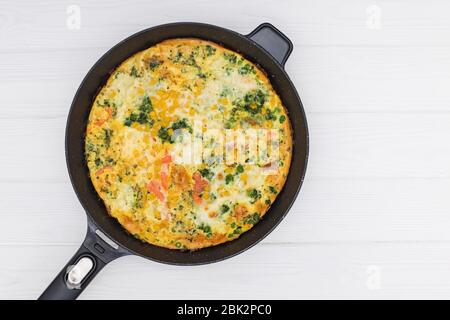 Frittata con erbe aromatiche, i pomodori e il formaggio feta Foto Stock