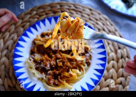 Tagliatelle al ragù alla Bolognese - pasta lunga e piatta con salsa di carne o bolognese. Foto Stock