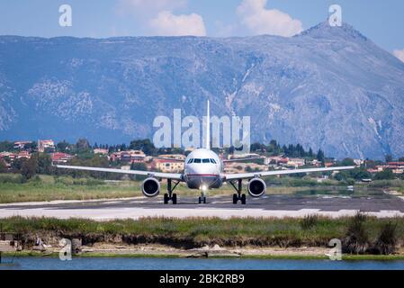 Aegean Airlines Airbus A319 aereo che tassava sulla pista all'aeroporto internazionale di Corfù. Foto Stock