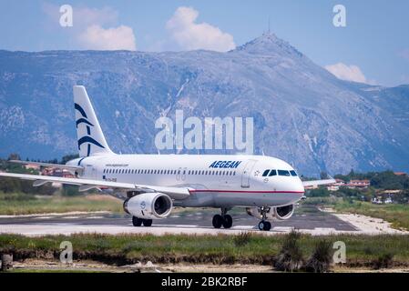 Aegean Airlines Airbus A319 aereo che tassava sulla pista all'aeroporto internazionale di Corfù. Foto Stock