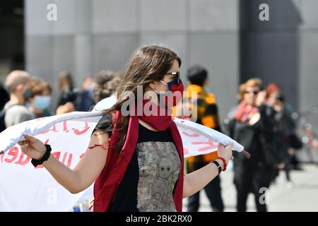 Vienna, Austria1 maggio 2020. Vari gruppi di sinistra hanno chiesto una dimostrazione contro le restrizioni sulla disponibilità. I dimostranti vogliono recarsi al Municipio di Vienna in conformità con le regole e la maschera di distanza prescritte. Credit: Franz PERC / Alamy Live News Foto Stock