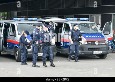 Vienna, Austria1 maggio 2020. Vari gruppi di sinistra hanno chiesto una dimostrazione contro le restrizioni sulla disponibilità. I dimostranti vogliono recarsi al Municipio di Vienna in conformità con le regole e la maschera di distanza prescritte. Credit: Franz PERC / Alamy Live News Foto Stock