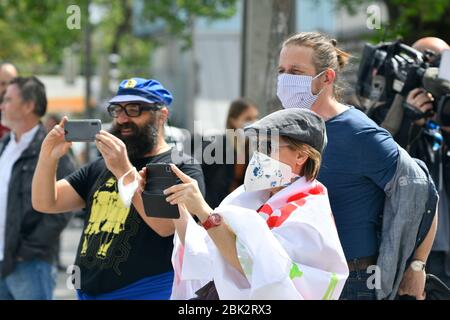 Vienna, Austria1 maggio 2020. Vari gruppi di sinistra hanno chiesto una dimostrazione contro le restrizioni sulla disponibilità. I dimostranti vogliono recarsi al Municipio di Vienna in conformità con le regole e la maschera di distanza prescritte. Credit: Franz PERC / Alamy Live News Foto Stock