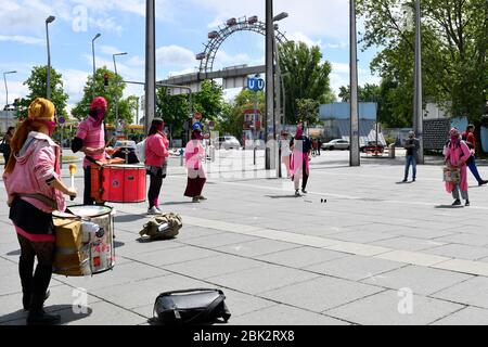 Vienna, Austria1 maggio 2020. Vari gruppi di sinistra hanno chiesto una dimostrazione contro le restrizioni sulla disponibilità. I dimostranti vogliono recarsi al Municipio di Vienna in conformità con le regole e la maschera di distanza prescritte. Credit: Franz PERC / Alamy Live News Foto Stock