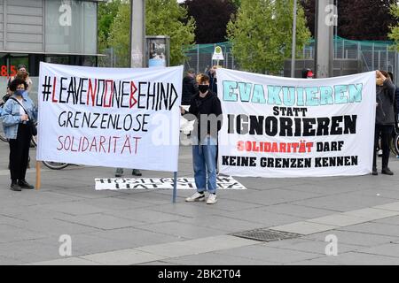 Vienna, Austria1st maggio 2020. Vari gruppi di sinistra hanno chiesto una dimostrazione contro le restrizioni alla disponibilità. I dimostranti vogliono recarsi al Municipio di Vienna in conformità alle regole di distanza e alla maschera prescritte. Banner con l'iscrizione "solidarietà senza confini". Credit: Franz PERC / Alamy Live News Foto Stock