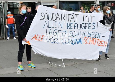 Vienna, Austria1st maggio 2020. Vari gruppi di sinistra hanno chiesto una dimostrazione contro le restrizioni alla disponibilità. I dimostranti vogliono recarsi al Municipio di Vienna in conformità alle regole di distanza e alla maschera prescritte. Banner con l'iscrizione 'solidarietà con tutti i rifugiati 'campo vicino, proteggere tutti da Corona'. Credit: Franz PERC / Alamy Live News Foto Stock