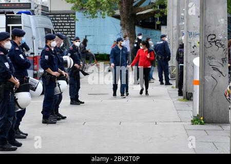 Vienna, Austria1 maggio 2020. Vari gruppi di sinistra hanno chiesto una dimostrazione contro le restrizioni sulla disponibilità. I dimostranti vogliono recarsi al Municipio di Vienna in conformità con le regole e la maschera di distanza prescritte. Credit: Franz PERC / Alamy Live News Foto Stock