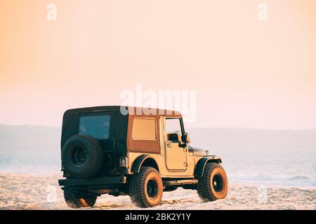 Auto SUV nero su Off Road in Sea Beach Landscape in India. Concetto di guida e viaggio. Foto Stock