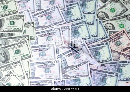 Varites dollari soldi, la banconota degli Stati Uniti e il sangue in siringa sulle banconote si sparse doppio. Foto Stock