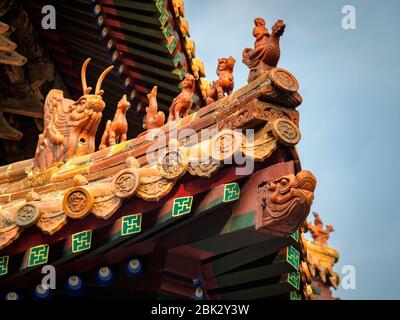 Decorazioni a forma di figura del tetto, dettagli architettonici dal Tempio di Confucio, sito patrimonio dell'umanità dell'UNESCO a Qufu, provincia di Shandong, Cina Foto Stock