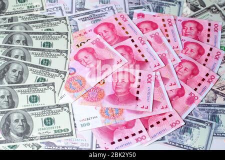 Varites dollari soldi, la banconota degli Stati Uniti e Yuan banconota, cinese banconota laici sparso doppio. Foto Stock