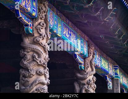 Colonne di drago a spirale di fronte alla sala Dacheng, il Tempio di Confucio, sito patrimonio dell'umanità dell'UNESCO a Qufu, luogo di nascita di Confucio, provincia di Shandong, C. Foto Stock
