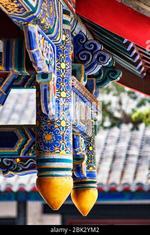 Decorazioni tradizionali cinesi con travi a vista nel Tempio di Confucio, sito patrimonio mondiale dell'UNESCO a Qufu, provincia di Shandong, Cina Foto Stock