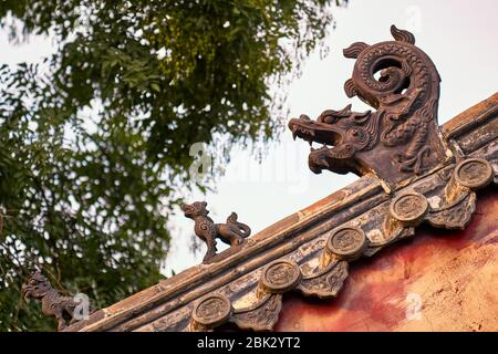 Decorazioni cinesi a forma di tetto, dettagli architettonici dal complesso del Tempio di Confucio, sito patrimonio mondiale dell'UNESCO a Qufu, provincia di Shandong, CH Foto Stock