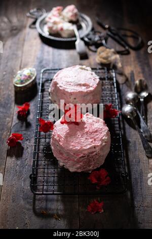 Cupcake con panna.dolce su vecchio tavolo di legno.cibo delizioso e bevande. Foto Stock