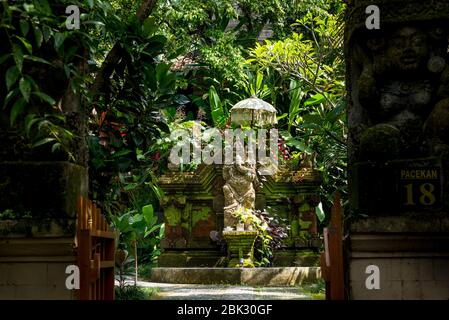 Statua del Dio indù Ganesh all'ingresso di una casa, Ubud, Bali, Indonesia Foto Stock