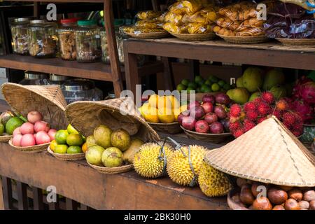 Una bancarella di frutta lungo la strada a Ubud, Bali, Indonesia Foto Stock