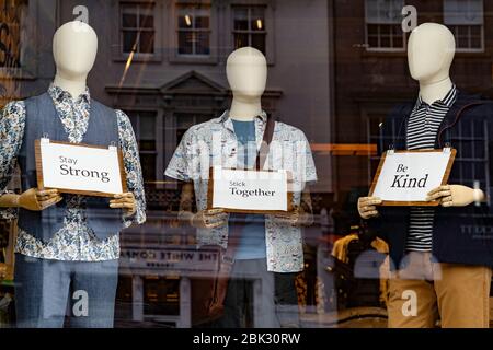 Edimburgo, Scozia, Regno Unito. 1° maggio 2020. Le vedute di Edimburgo mentre il blocco dei coronavirus continua in Scozia. Le strade rimangono deserte e i negozi e i ristoranti chiusi e molti salirono. Nella foto; i manichini delle finestre di negozio contengono messaggi di supporto. Iain Masterton/Alamy Live News Foto Stock