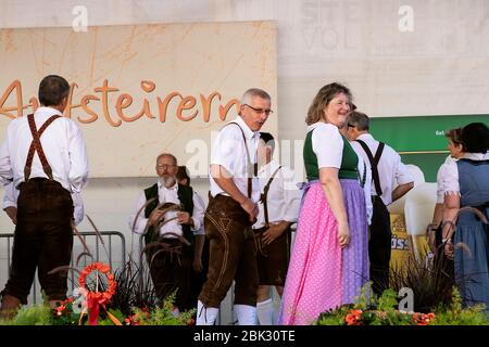 Graz/Austria - Settembre 2019: Festa annuale autunnale della cultura popolare Stiria (Aufsteirern). Danze popolari di uomini e donne Stiriani in brillante tradizionione Foto Stock