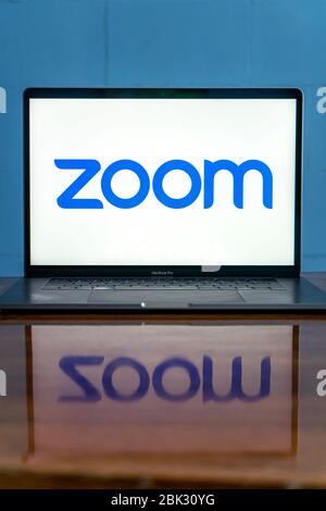 Laptop con logo dell'app Zoom Cloud Meetings. Lavoro e riunioni da casa. Foto Stock