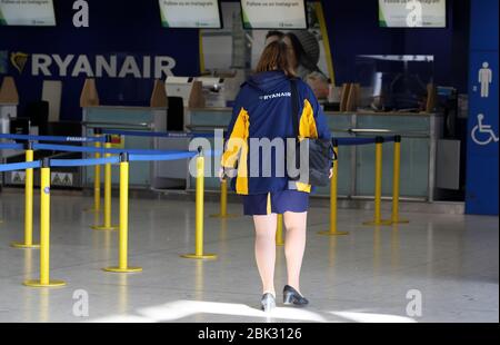 Una donna si avvicina al banco di check-in Ryanair nel terminal uno dell'aeroporto di Dublino. Il gruppo di compagnie aeree di bilancio ha annunciato che fino a 3,000 posti di lavoro tra piloti e equipaggi di cabina saranno ridotti in un programma di ristrutturazione che potrebbe anche comportare congedi non retribuiti, sborsamenti salariali fino al 20%; E la chiusura di "una serie di basi di aeromobili in tutta Europa" fino al recupero della domanda di trasporto aereo. Data foto: Venerdì 1 maggio 2020. Vedi la storia PA SALUTE Coronavirus. Il credito fotografico dovrebbe leggere: Brian Lawless/PA Wire Foto Stock