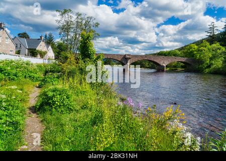 River Dee a Victoria Bridge, Ballater, Aberdeenshire, Highland Region, Scotland UK Foto Stock
