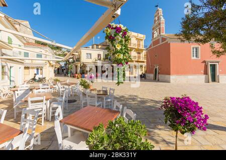 Piazza principale con taverna e chiesa a Gaios, Paxos, Grecia Foto Stock