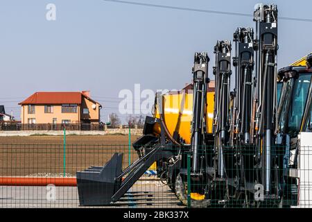 Primo piano delle pale caricatrici per escavatori a benna, dettagli del trattore in un negozio con veicoli speciali Foto Stock