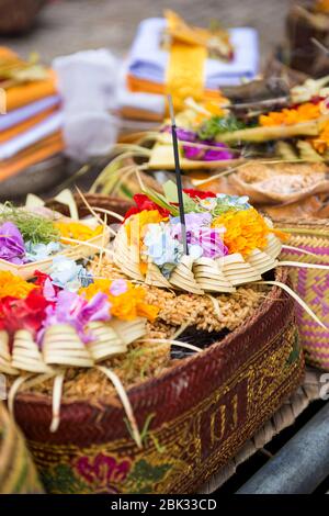 Cerimonia religiosa al tempio di pura Tirta Empul nel villaggio di Manukaya nel centro di Bali, Indonesia Foto Stock