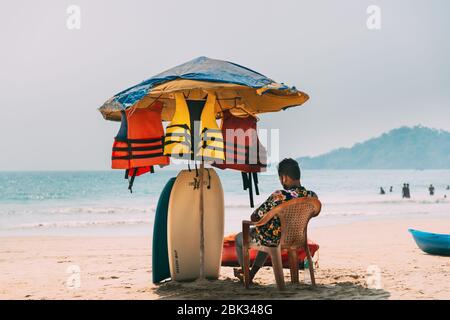 Canacona, Goa, India - 16 febbraio 2020: Bagnino in servizio alla famosa spiaggia di Palolem in estate Sunny Day. Foto Stock