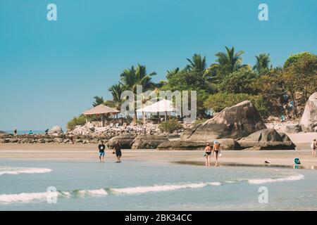Canacona, Goa, India - 16 febbraio 2020: Persone che riposano sulla spiaggia di Palolem al Sunny Summer Day sotto il cielo blu Foto Stock