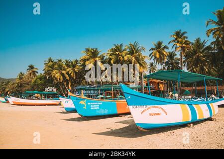 Canacona, Goa, India - 16 febbraio 2020: Giro turistico barche turistiche parcheggiate sulla famosa spiaggia di Palolem in estate Sunny Day. Foto Stock
