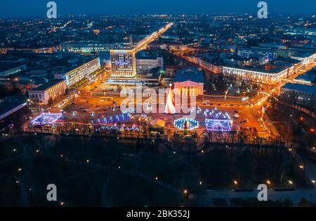 Gomel, Bielorussia - 13 gennaio 2020: Albero di Natale principale e illuminazione festosa sulla piazza Lenin a Homel. Capodanno in Bielorussia. Vista aerea notturna. Foto Stock