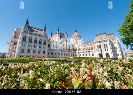 Budapest, Ungheria - 20 aprile 2020: Edificio del Parlamento ungherese Orszaghaz in piazza Kossuth. Sede dell'Assemblea Nazionale dell'Ungheria Foto Stock