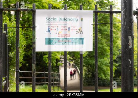 Glasgow, Scozia, Regno Unito. 1° maggio 2020. Blocco dei coronavirus nel West End di Glasgow. Cartello di divaricazione sociale al Kelvingrove Park. Il comune di Glasgow ha annunciato ieri nuove misure per rendere più facile la distanza sociale delle persone quando si cammina e si pedala. Come passo iniziale, la Kelvin Way, che attraversa il parco, sarà chiusa al traffico da domani per dare più spazio alle persone che si allenano quotidianamente nel Kelvingrove Park e nei dintorni. Sono previsti miglioramenti temporanei anche per altre aree della città Credit: Kay Roxby/Alamy Live News Foto Stock