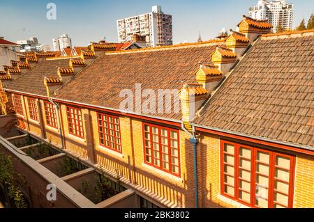 Tetti di edifici shikumen in Jian Li Ye con theiir cortili privati di fronte. Foto Stock
