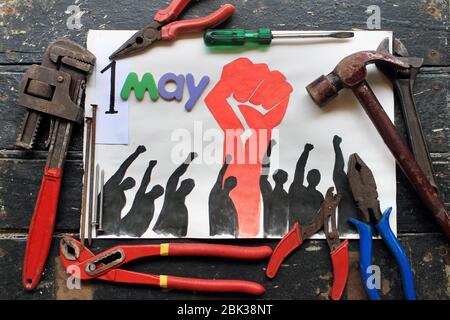 Felice testo del Labor Day su sfondo di legno nero. Cartello concetto giorno di lavoro. Foto Stock