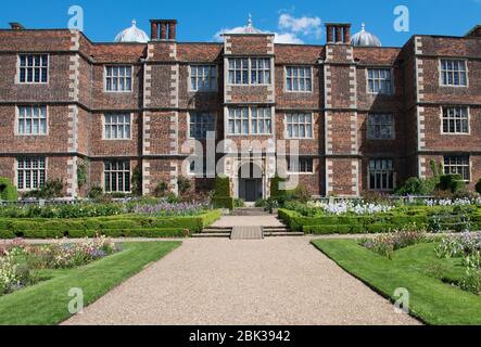 Doddington Hall giardino murato con parterre formale Foto Stock