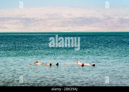 Israele, Ein Bokek, Mar Morto, due giovani galleggiano nelle acque bouyant del Mar Morto nella località di Ein Bokek in Israele. Foto Stock