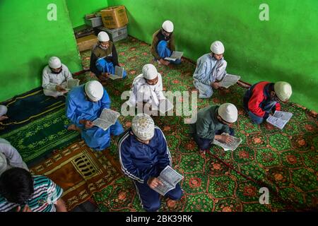 Srinagar, India. 1 maggio 2020. I bambini Kashmiri indossano maschere facciali protettive mentre recitano versetti dal Corano in un orfanotrofio in mezzo alla chiusura durante il mese santo del Ramadan.Musulmani in tutto il mondo stanno segnando il mese del Ramadan e hanno trovato modi diversi per celebrare il Ramadan quest'anno, come le restrizioni imposte dai paesi per frenare la diffusione del coronavirus hanno chiuso le moschee e vietato le riunioni. Ramadan è il mese più sacro del calendario islamico in cui i devoti digiunano dall'alba al tramonto. Credit: SOPA Images Limited/Alamy Live News Foto Stock