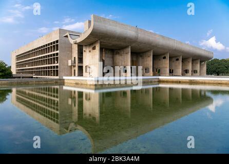 Edificio Haryana Vidhan e architetto del Parlamento di Stato le Corbusier Chandigarh Punjab India Foto Stock