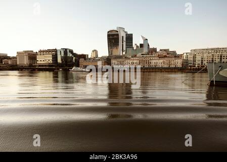 Il fiume Tamigi è ondulato e offre una vista sul lato nord e sul grattacielo Walkie Talkie. Londra, Regno Unito. Apr 2020 Foto Stock