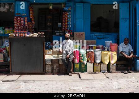 Guwahati, Assam, India. 1° maggio 2020. Fornitore in attesa di cliente, durante il blocco nazionale in seguito alla pandemia di coronavirus, a Guwahati. Credit: David Talukdar/ZUMA Wire/Alamy Live News Foto Stock